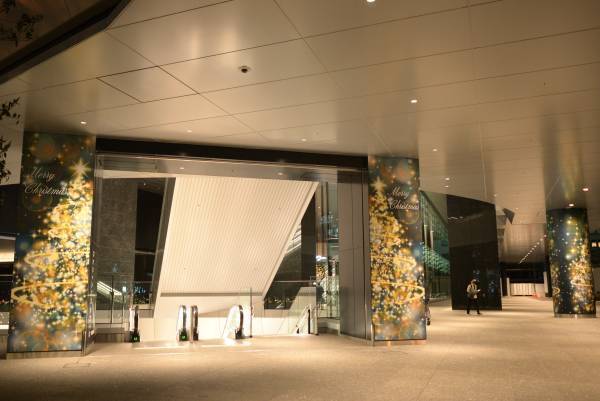 巨大絵本に見立てたスクリーンに園児が描いたイラストを投影！「住友不動産東京三田ガーデンタワー」で12月25日（月）まで、クリスマスイベントを開催。日比谷花壇が装飾を担当しました。