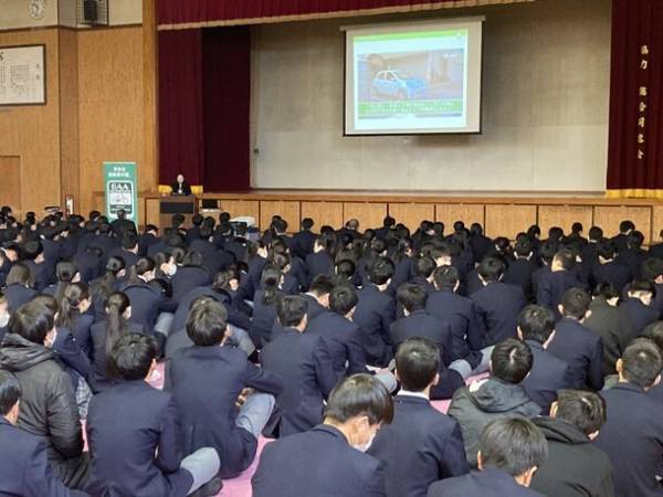 ＜自転車の安全利用促進委員会レポート＞鳥取県立倉吉総合産業高等学校の全校生徒 約430名　鳥取県立米子高等学校の全校生徒 約440名が自転車の安全について学ぶ「自転車通学安全講習会」を開催