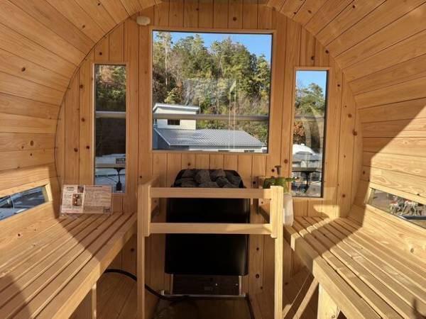 滋賀県グランピング初！屋上デッキに「バレルサウナ」を設置！プライベート空間で星空を眺めながら極上の“ととのう”体験