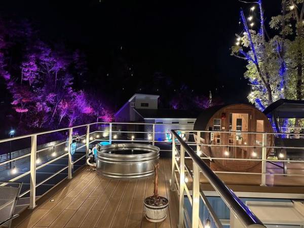 滋賀県グランピング初！屋上デッキに「バレルサウナ」を設置！プライベート空間で星空を眺めながら極上の“ととのう”体験