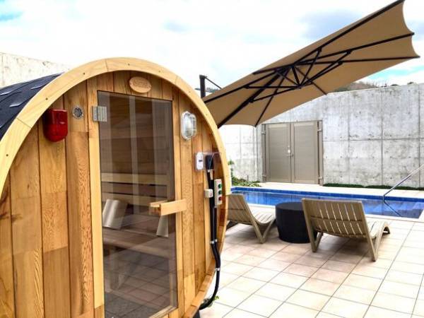 滋賀県グランピング初！屋上デッキに「バレルサウナ」を設置！プライベート空間で星空を眺めながら極上の“ととのう”体験