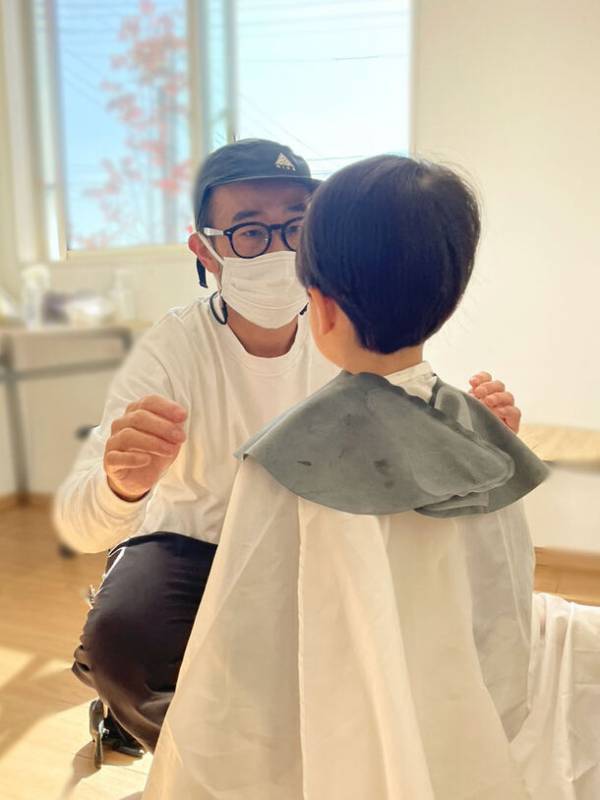 児童発達支援の元気キッズが現役美容師と協力し、発達課題をもつ子どもたちの「ヘアカット体験会」を実施