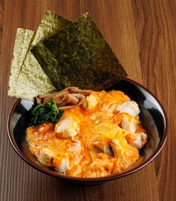 男子校・正則学園高等学校の生徒発案“オリジナル親子丼”が四谷の鴨そば店で3月末まで期間限定提供　コラボ企画の背景を公開！