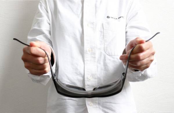 まるで1本のメガネのような一体感。独自の偏光レンズで目肌を守るアイケア搭載のオーバーグラス登場！