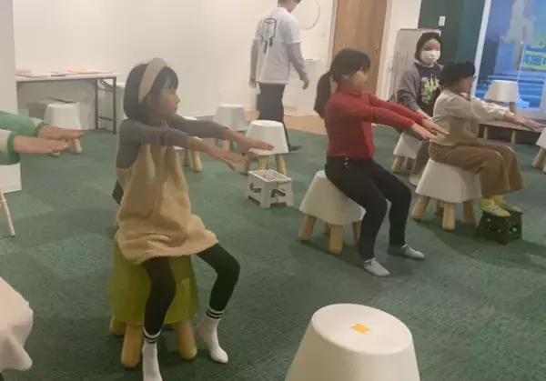 武蔵小山『LaLaCoフィットネス』でビーチボールを使う小学生からの姿勢フィットネスサービスを開始　～座って！弾んで！姿勢改善＆体幹強化～