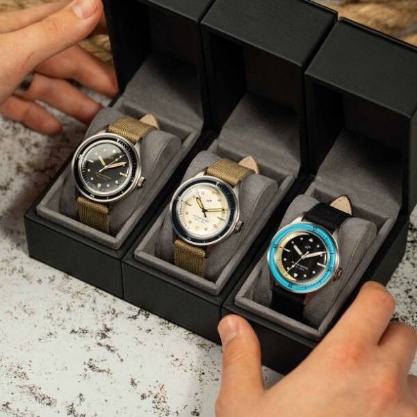 ダイバーズウォッチの「1956 Marine 」に新商品が登場！3色展開のクォーツ式モデルが2月1日発売