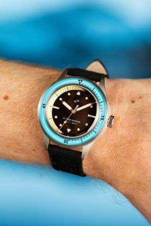 ダイバーズウォッチの「1956 Marine 」に新商品が登場！3色展開のクォーツ式モデルが2月1日発売