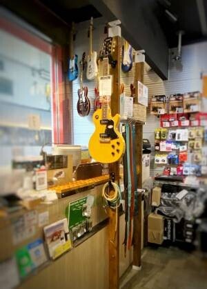 賃貸でも壁掛けできる「ラブリコ　ギターハンガー木材セット」　三木楽器の店舗や音楽教室での展示販売を開始