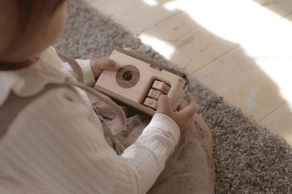 第2の脳を刺激する7種の知育指遊びがこれひとつで完結！木製のカメラ型知育玩具「リトルフォトグラファー」を発売