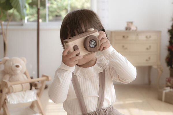 第2の脳を刺激する7種の知育指遊びがこれひとつで完結！木製のカメラ型知育玩具「リトルフォトグラファー」を発売