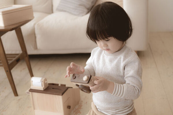 第2の脳を刺激する7種の知育指遊びがこれひとつで完結！木製のカメラ型知育玩具「リトルフォトグラファー」を発売
