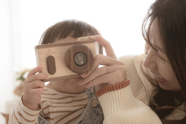 第2の脳を刺激する7種の知育指遊びがこれひとつで完結！木製のカメラ型知育玩具「リトルフォトグラファー」を発売