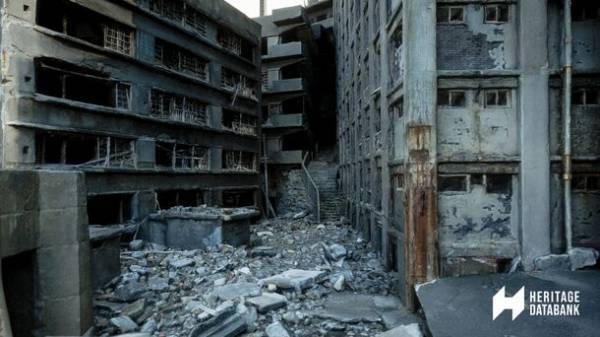 写真家 佐藤健寿氏による初の「バーチャル軍艦島写真」を展示　『渋谷軍艦島展』　軍艦島閉山50年を迎える1月15日(月)まで渋谷文化村通りで開催