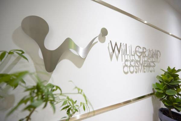 高濃度・高付加価値商品が得意な小ロット化粧品OEMのウィル・グラン化粧品が、日々の生活に取り入れられるスキンケア「青のハイドロキノン」「赤のハイドロキノン」の処方提供を開始