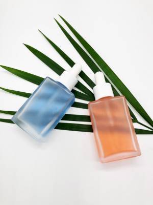 高濃度・高付加価値商品が得意な小ロット化粧品OEMのウィル・グラン化粧品が、日々の生活に取り入れられるスキンケア「青のハイドロキノン」「赤のハイドロキノン」の処方提供を開始