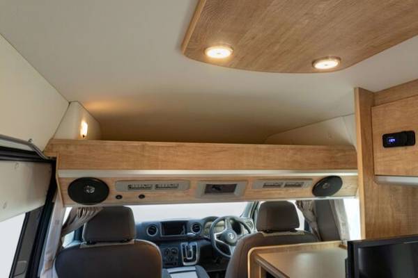 シャワールームつきキャンピングカー新型「レクビィ イゾラ」ジャパンキャンピングカーショー2024で展示