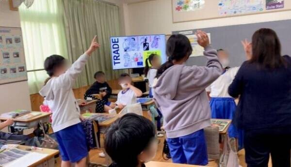 愛知県豊橋市立八町小学校で実施した英語イマージョン教育の公開授業と教員向け講演会についての取材記事を公開