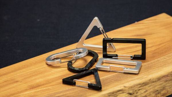 見た目はカラビナ、機能は防災ホイッスル　カラビナ一体型防災ホイッスル【BLOW】を1月18日(木)よりMakuakeにて販売開始！