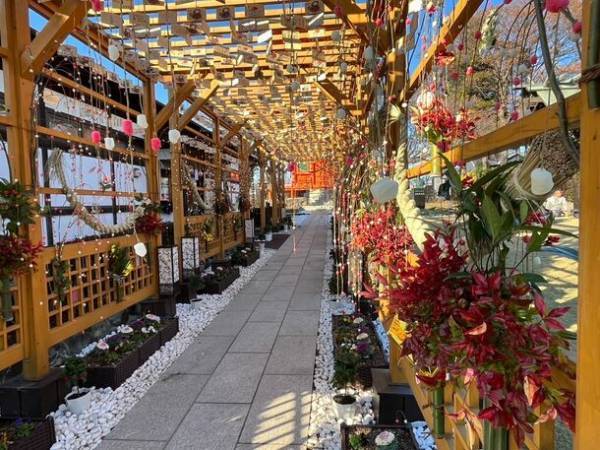 開園70年 日本初の民営公園墓地「青葉園」(さいたま市)が1,500枚の祈願が書かれた“絵馬くぐり”木枠回廊を設置！