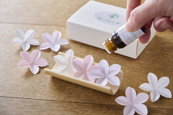 京都岡崎の“花の紙片”と“京都大山崎の京銘竹の小皿”、選べる“和精油”がセットになったkyo-cologne「香りのギフト」発売