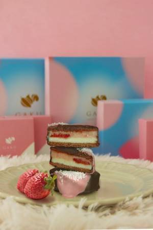 「信州ショコラトリーGAKU」より2024年バレンタイン限定商品　信州の山岳＝GAKUに降る雪の世界を表現した信州いちごミルクサンドが登場！