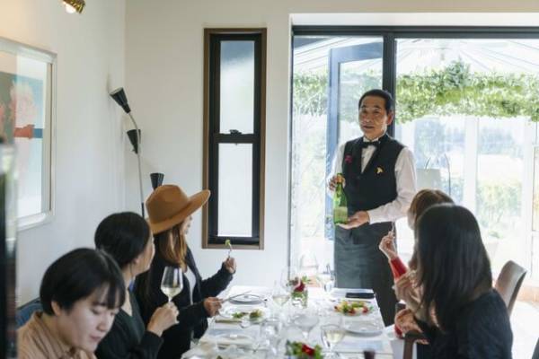 山梨県北杜市が地元産ワインの魅力をPRするサイトをオープン　ソムリエとぶどう畑を巡るメディア向けツアーも実施