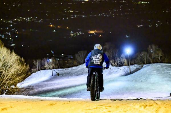 雪上の新体験、戸狩温泉スキー場の『雪ちゃり』営業開始　星空の下で楽しむ幻想的な『雪ちゃりナイター』も！