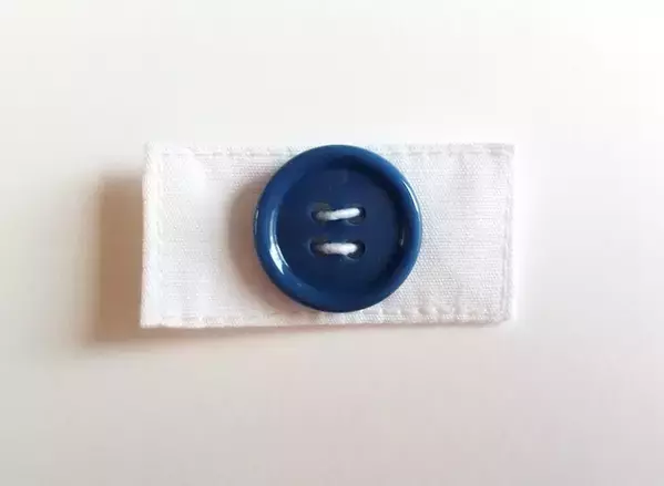 発達障害などがある手先の不器用な児童向け、名札の掛け外しをしやすい留め具「名札も楽勝！」を発売