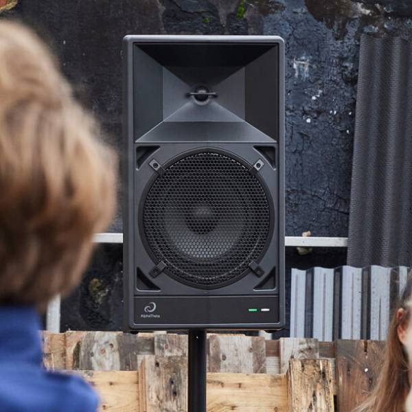 画期的な手軽さで、どんな場所でも本格的なDJパーティーを楽しめる　ポータブル・ワイヤレスDJスピーカー「WAVE-EIGHT」が登場