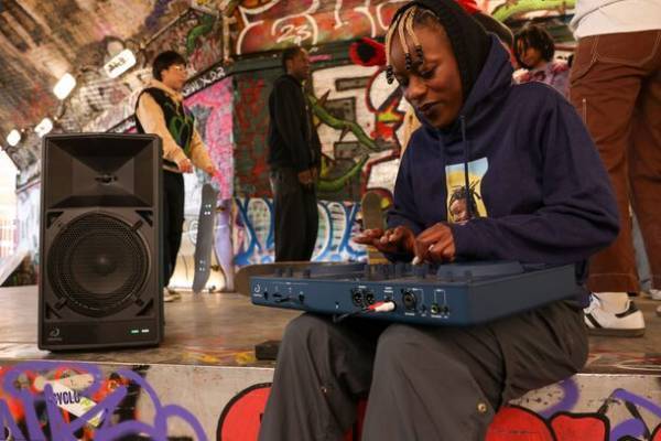 画期的な手軽さで、どんな場所でも本格的なDJパーティーを楽しめる　ポータブル・ワイヤレスDJスピーカー「WAVE-EIGHT」が登場