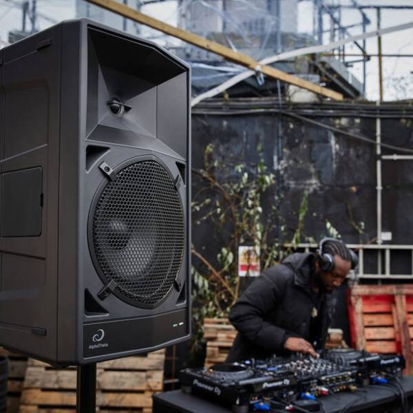 画期的な手軽さで、どんな場所でも本格的なDJパーティーを楽しめる　ポータブル・ワイヤレスDJスピーカー「WAVE-EIGHT」が登場