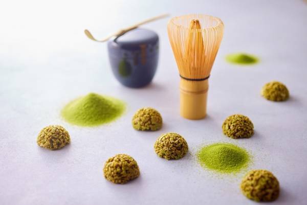 海外へ日本の伝統文様をお菓子で発信あの八つ橋がカリカリ食感のパフに！「抹茶クランチ缶」2月1日（木）より発売開始！！