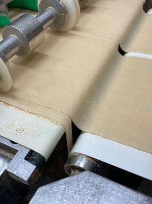 海外へ日本の伝統文様をお菓子で発信あの八つ橋がカリカリ食感のパフに！「抹茶クランチ缶」2月1日（木）より発売開始！！