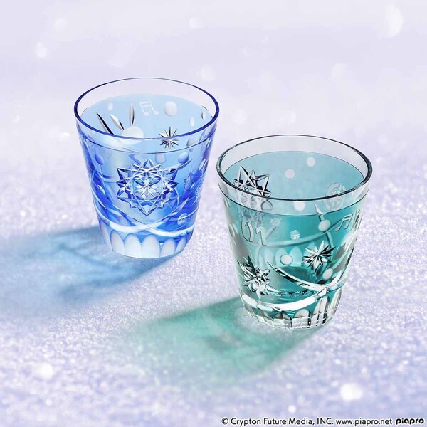 『初音ミク』と伝統工芸・江戸切子のコラボ第3弾！『雪ミク』をイメージした江戸切子グラスが登場描き下ろしイラストを使用したアクリル展示台付き