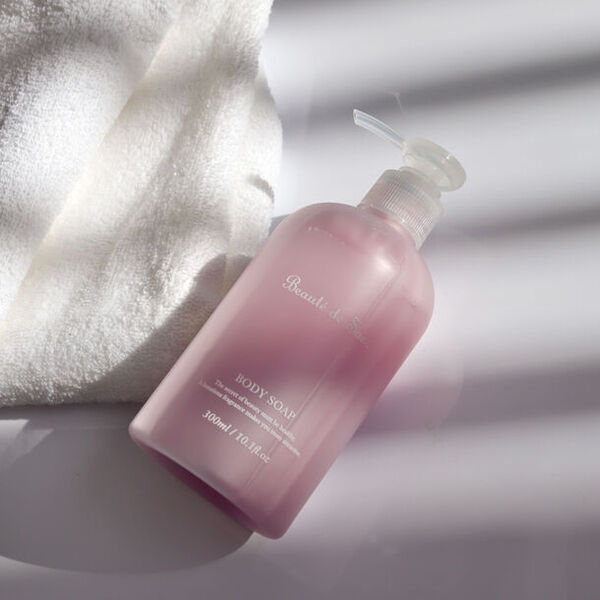 累計10万本を販売したボディソープにフルーティな香り広がる“ペアベリー”が新発売。洋ナシの甘さとベリーの酸味にムスクで仕上げたおとな可愛い香りが女子力をあげてくれます。