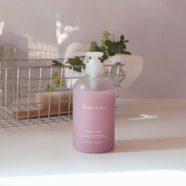 累計10万本を販売したボディソープにフルーティな香り広がる“ペアベリー”が新発売。洋ナシの甘さとベリーの酸味にムスクで仕上げたおとな可愛い香りが女子力をあげてくれます。