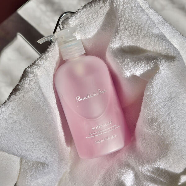 累計10万本を販売したボディソープにフルーティな香り広がる“ペアベリー”が新発売。洋ナシの甘さとベリーの酸味にムスクで仕上げたおとな可愛い香りが女子力をあげてくれます。