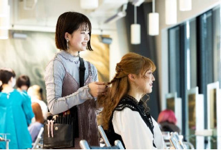 大阪モード学園とコラボレーションしたアート企画の第2弾 UMEDA WAVE～梅田は、世界が振り向く無限の可能性であふれてる。～2024年2月12日(月・祝)～18日(日)