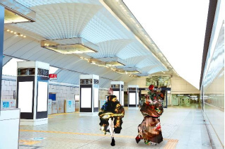 大阪モード学園とコラボレーションしたアート企画の第2弾 UMEDA WAVE～梅田は、世界が振り向く無限の可能性であふれてる。～2024年2月12日(月・祝)～18日(日)