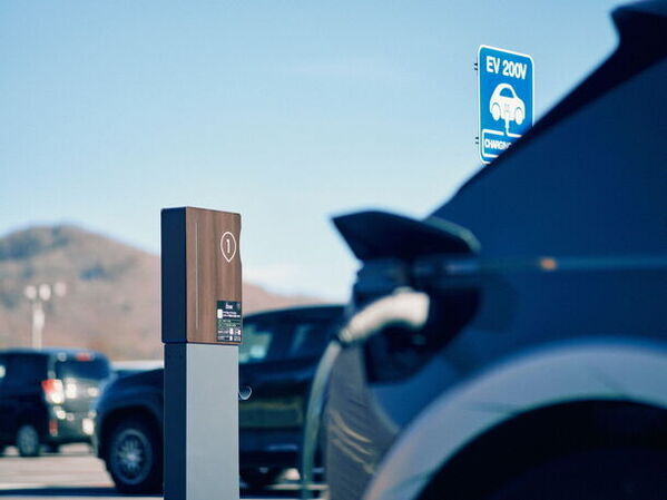 日光観光へEVカードライブの拠点に！オープン一周年のグランピングリゾート「ブリリアントヴィレッジ日光」がEV充電器を設置し運用開始！