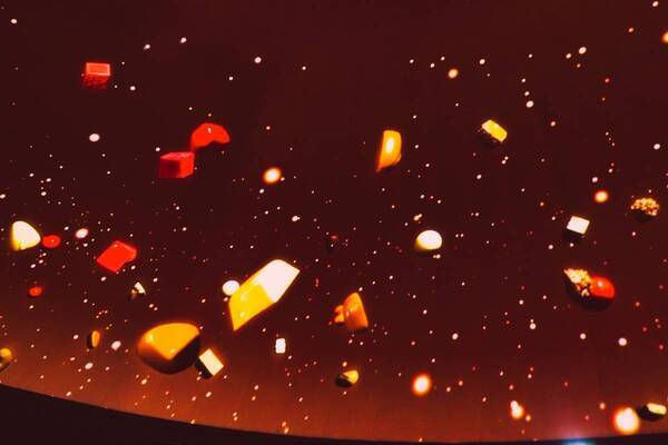 サダハル・アオキ・パリとコラボした、チョコレート好きに贈るプラネタリウム『星とショコラ　プラネタリアTOKYO×Sadaharu AOKI paris』2024年2月13日(火)～3月14日(木)の期間限定で上映決定！