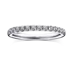 バレンタインデーに愛を誓う贈り物をラザール ダイヤモンドのエタニティリング