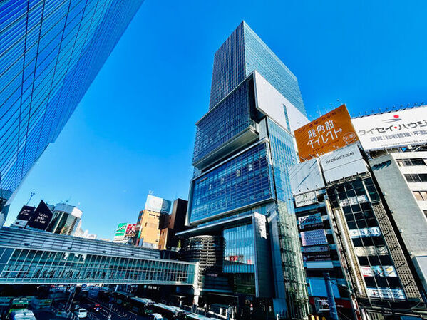 創業10周年を迎える遠州織物の産地発ブランド「HUIS(ハウス)」が初の書籍を全国書店で3/4(月)発売