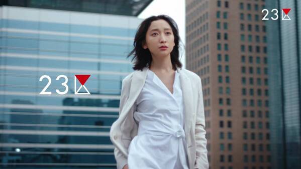 『２３区』ブランド30周年記念のプロモーション。TVCMを3月14日（木）より全国で放映！女優の杏さんが“東京を舞台にトップモデルの表情で魅了”ヘルシーな最新春コーデで5変化！美術鑑賞や読書などを楽しむ姿を表現