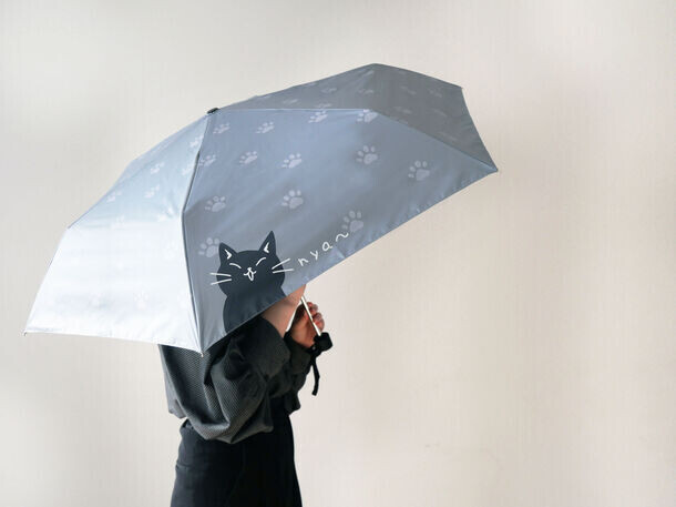 『遮光100％』晴雨兼用で使える“ねこまみれ”な折畳傘が発売！可愛いらしさに大人っぽい印象も与える絶妙なバランスのデザイン