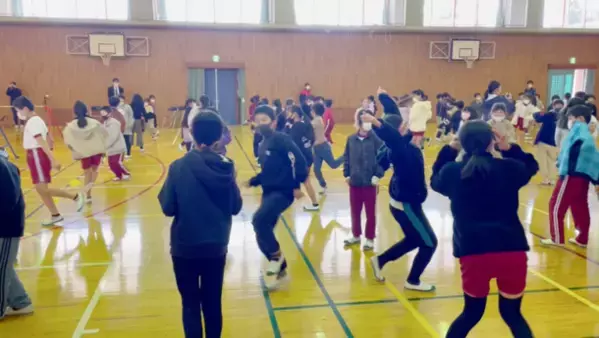 草津市立南笠東小学校へ鉄棒6本寄贈　小学2年生 学年合同体育遊び授業実施