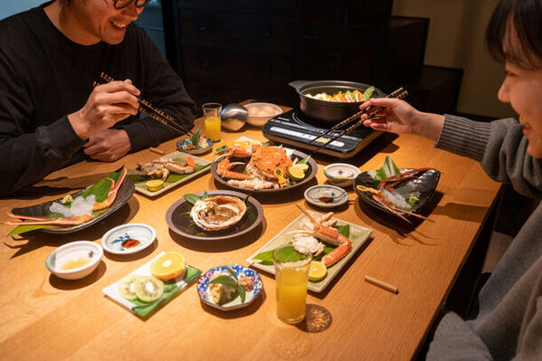 一棟貸しの古民家宿「小浜町家ステイ」でゆっくり滞在しながら『若狭ふぐ』『越前がに』を楽しめるデリバリープランが登場！2024年2月9日(ふぐの日)から販売開始！