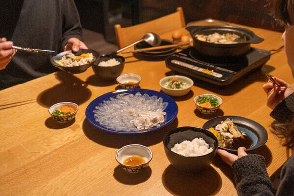 一棟貸しの古民家宿「小浜町家ステイ」でゆっくり滞在しながら『若狭ふぐ』『越前がに』を楽しめるデリバリープランが登場！2024年2月9日(ふぐの日)から販売開始！