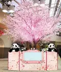 3月1日(金)よりアトレ上野×JR上野駅　「パンダと桜の木」が中央改札外グランドコンコースに登場！「パンダ自身」のオリジナルしおりシールをプレゼントします！