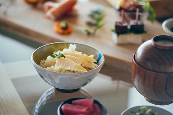 兵庫県のお花見が楽しめるグランピングヴィラが春限定の季節の地元食材を活かしたお食事をご用意